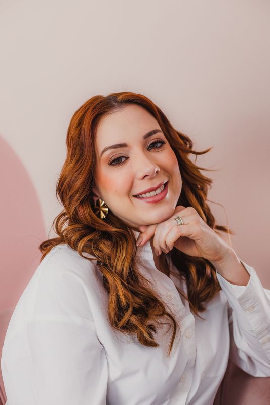 Dra. Maria Luiza Garbiere sorrindo, de camisa branca