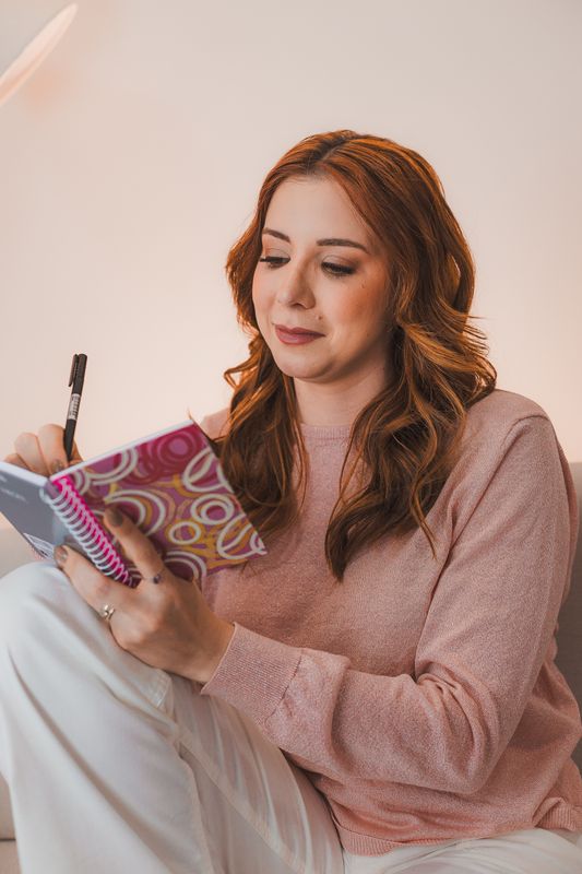 Dra. Maria Luiza Garbiere fazendo anotações em um caderno
